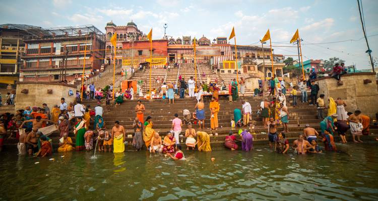Große Menschenmenge beim rituellen Bad auf den Stufen eines Varanasi-Ghat