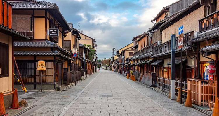 Rue traditionnelle en bois vide dans le quartier de Gion à Kyoto sous un ciel nuageux