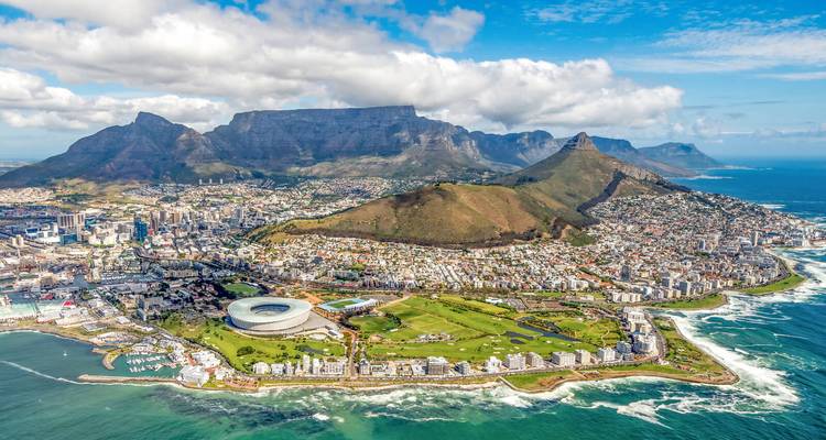 Ein atemberaubender Luftblick auf Kapstadt mit dem Tafelberg, der Stadtansicht und der Küstenlinie, die unter klarem Himmel deutlich sichtbar sind