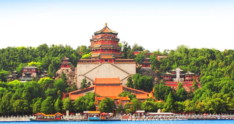 Iconisch Boeddhistisch Wierooktorental in het Zomerpaleis van Beijing dat boven weelderige bomen uittorent naast het Kunmingmeer
