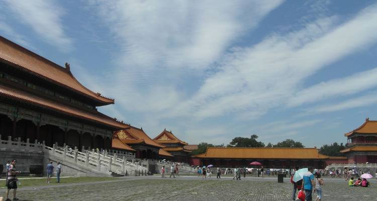 Ruime binnenplaats van de Verboden Stad met toeristen onder gestreepte wolken