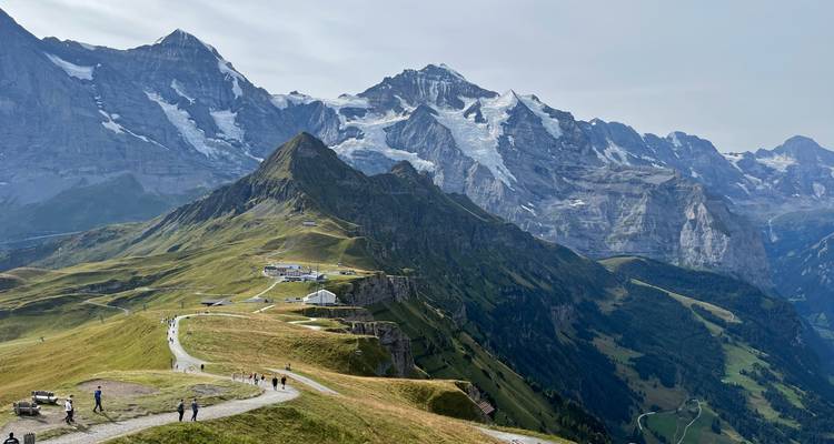 Crête alpine spectaculaire et vallées en contrebas de pics enneigés imposants dans les Alpes bernoises.