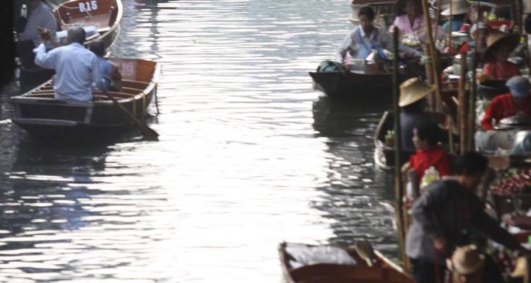Les bateaux et les vendeurs encombrent un canal animé du marché flottant.