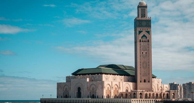 Mosquée Hassan II s'élevant à côté de l'océan Atlantique sous un ciel dégagé