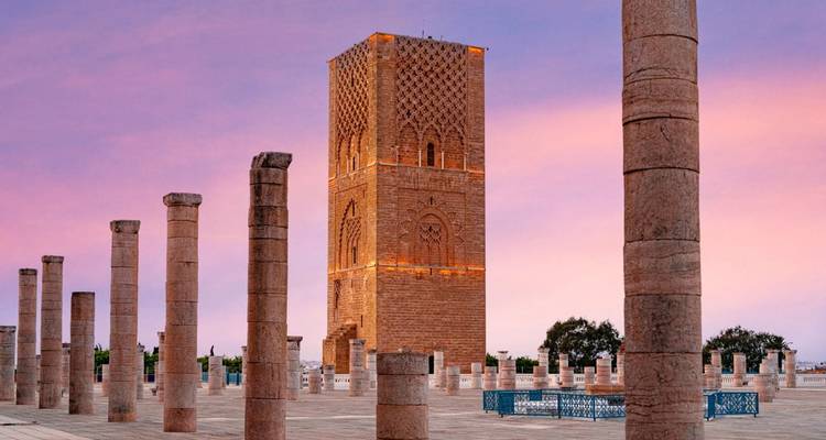 Tour Hassan historique et colonnes de pierre environnantes au crépuscule avec un ciel rose