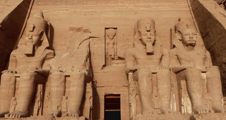 Close-up van de kolossale zittende beelden in Abu Simbel, uitgehouwen in zandsteenrotsen.