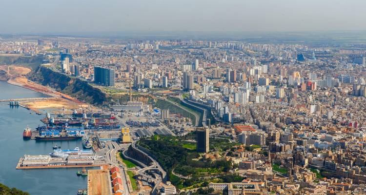 Adembenemend luchtfoto van Algiers met de drukke haven en dichte stadshorizon.