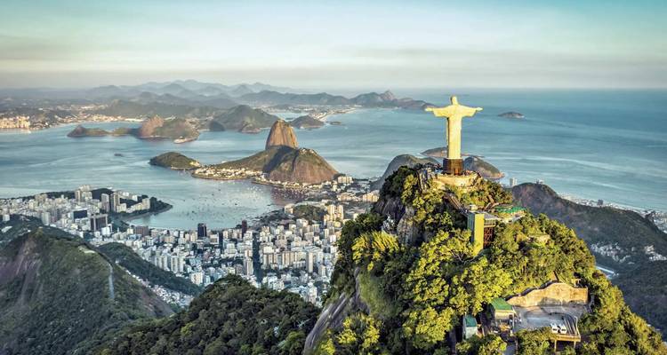 La icónica estatua del Cristo Redentor domina el horizonte de Río de Janeiro y la costa atlántica en un día despejado.