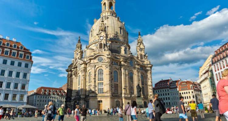 Les visiteurs se rassemblent sur une place animée devant la magnifique Frauenkirche de Dresde sous un ciel bleu.