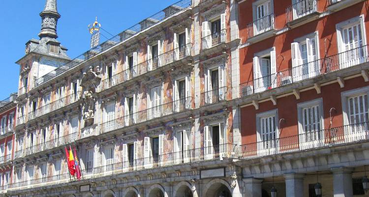 Fassade der Plaza Mayor von Madrid mit bemalten Balkonen und spanischen Flaggen