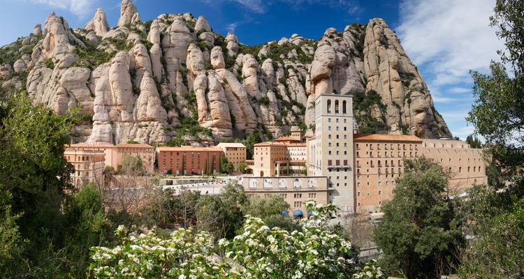 Le complexe monastique de Montserrat niché sous des pics de calcaire dentelés imposants