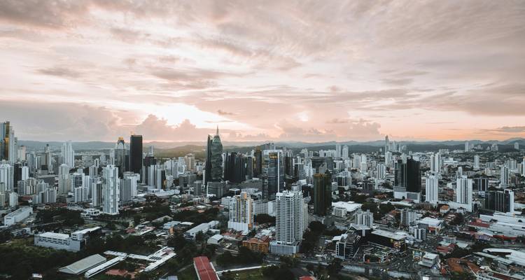 Panorama aérien de la skyline moderne de la ville de Panama avec ses gratte-ciel sous un ciel dramatique au coucher du soleil