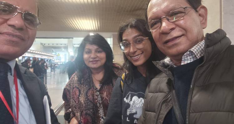 Selfie de groupe avec le représentant du circuit dans un éclairage de terminal intérieur.