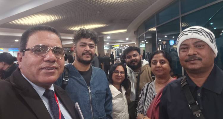 Autoportrait du guide avec les voyageurs dans le hall d'entrée de l'aéroport la nuit.