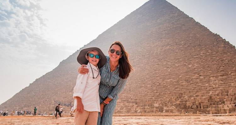 Une mère et son enfant posant joyeusement devant la Grande Pyramide de Giza.