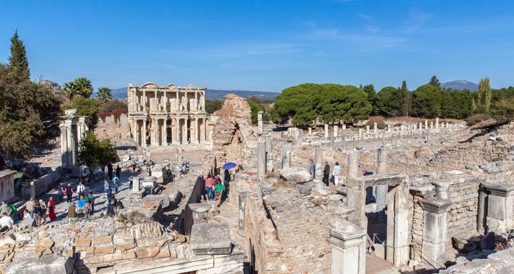 Les foules se promènent dans les ruines spacieuses d'Éphèse avec la bibliothèque de Celsus iconique en arrière-plan.