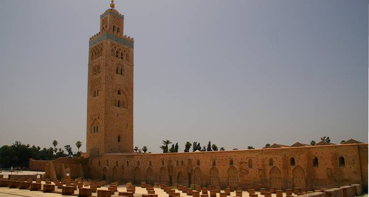 Le haut minaret de la Mosquée Koutoubia s'élevant contre un ciel de midi voilé
