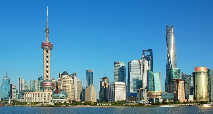 Ikonische Shanghaier Skyline mit dem Oriental Pearl Tower und aufragenden Wolkenkratzern an einem klaren Tag.