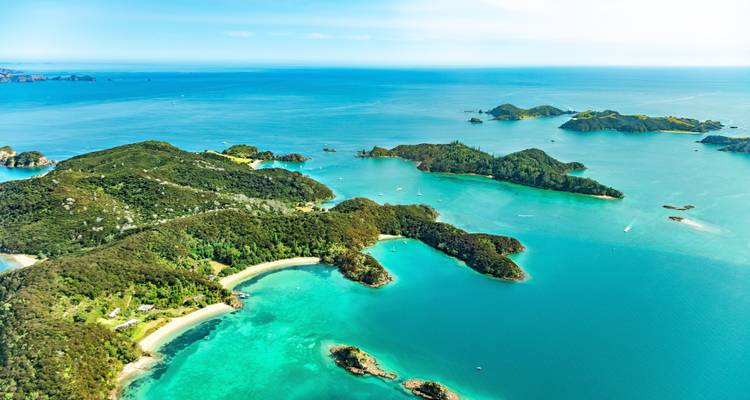 Vue aérienne des îles verdoyantes et des criques turquoise dans la Bay of Islands, Nouvelle-Zélande.