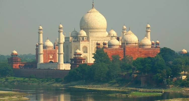 El icónico Taj Mahal y el complejo de mezquita de arenisca roja que lo rodea visto desde el otro lado del río Yamuna.