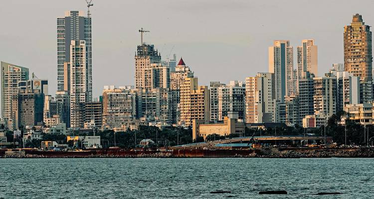 La skyline moderne des gratte-ciel de la Ville de Panama s'élève au-dessus de la baie dans la lumière chaude du soir.