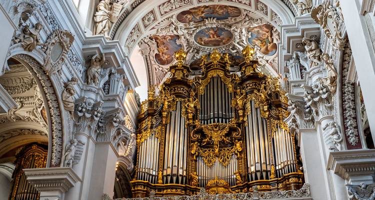 Tuyau d'orgue doré opulent et plafond orné à l'intérieur de la cathédrale Saint-Étienne de Passau