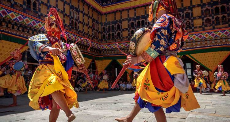 Kleurige gemaskerde dansers die traditionele festival opvoeren in een sierlijk binnenplein