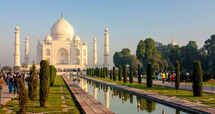 Iconisch wit marmer Taj Mahal met reflectievijver en bezoekers op wandelpaden