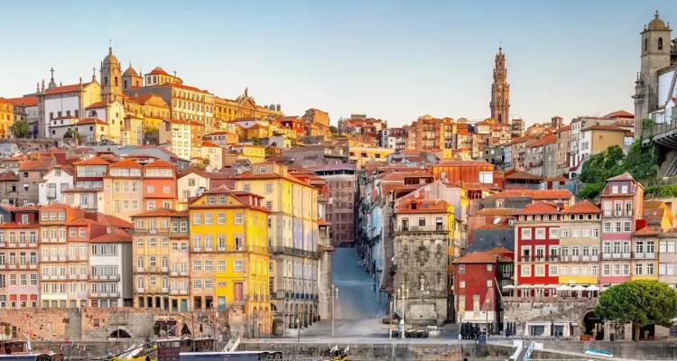Les bâtiments historiques colorés en cascades sur la colline du quartier de la Ribeira à Porto au coucher du soleil