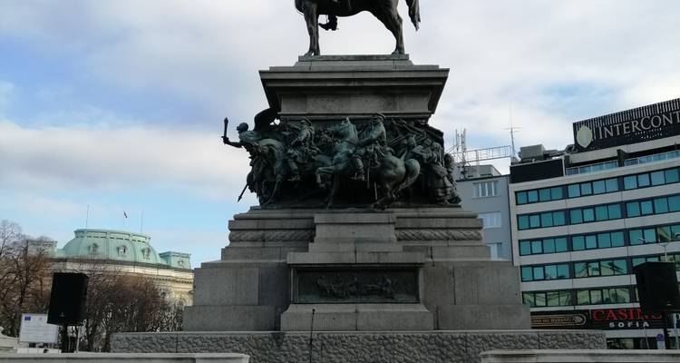 Socle d'un monument équestre présentant des bas-reliefs en bronze de bataille à Sofia
