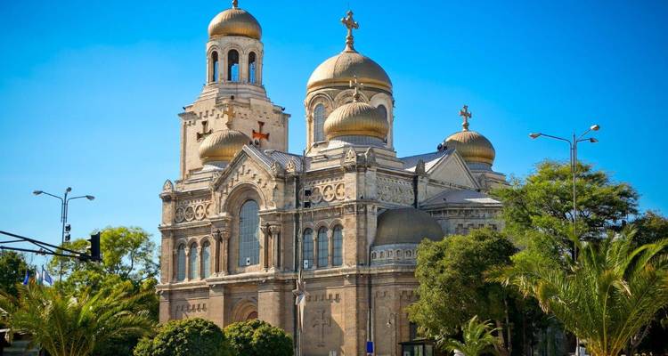 Cathédrale Grand Varna avec des dômes dorés brillant sous un ciel bleu clair