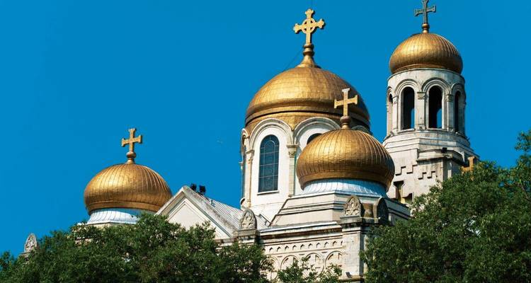 Gros plan des dômes dorés ornementés et des croix de la Cathédrale de Varna sur un ciel dégagé