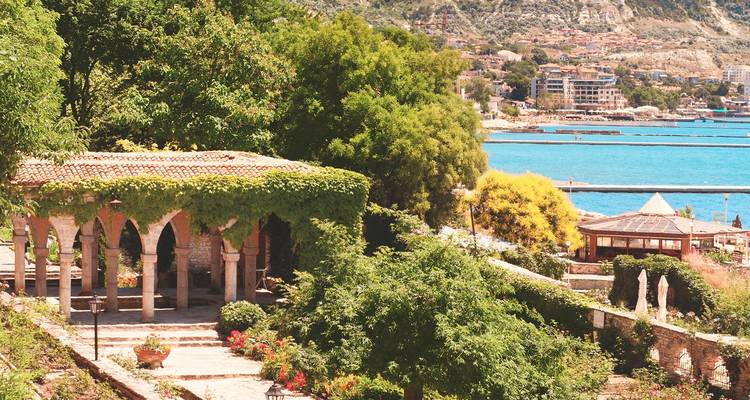 Les terrasses de jardins luxuriants et les arches en pierre surplombant la mer bleu éclatant au Palais de Balchik