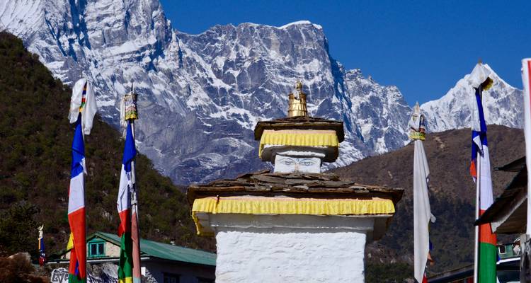 Stupa geschmückt mit Gebetsfahnen vor den aufragenden Himalaya-Gipfeln in der Region Namche Bazaar.