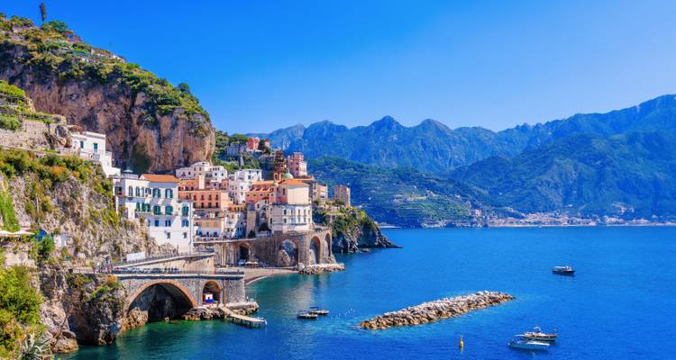 Village pittoresque d'Atrani perché sur les falaises de la Côte amalfitaine avec la mer d'un bleu éclatant et les montagnes.