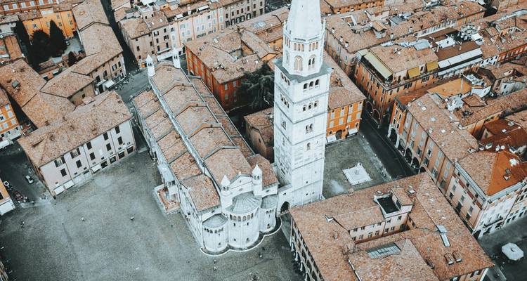 Luchtfoto van de Modena Cathedral en de Ghirlandina toren tussen de terracotta daken.