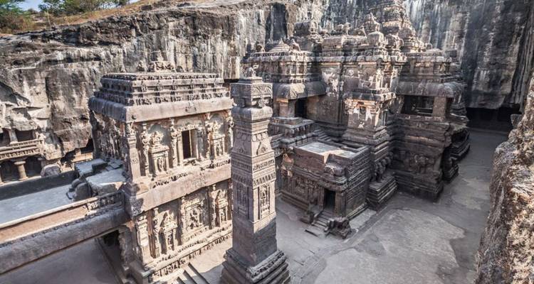 Uit rotsen uitgehouwen Kailasa-tempelcomplex dat in een enorme klif is uitgehakt.