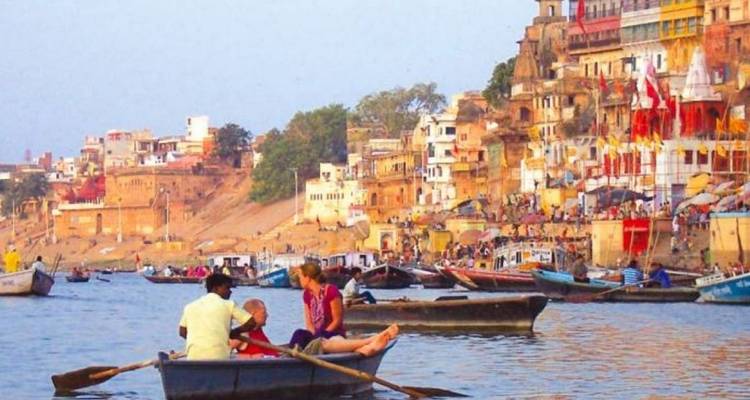 Boten en levendige rivieroevers langs de Ganges in Varanasi.