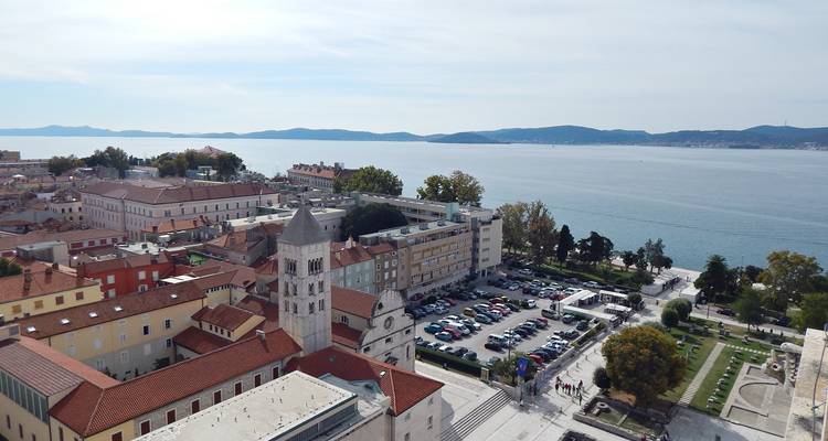 La costa de Zadar, la torre de la iglesia y las calles llenas de autos vistas desde lo alto del Adriático.