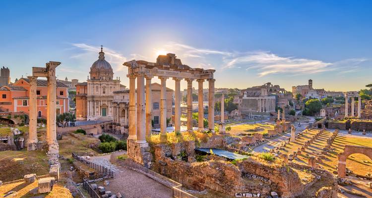 La luz dorada del sol se filtra a través de las ruinas del Foro Romano con cúpulas y columnas brillando.
