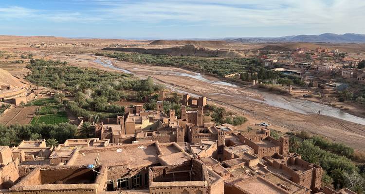 Vista panorámica del valle del río y el pueblo de tierra cerca de Ait Benhaddou.