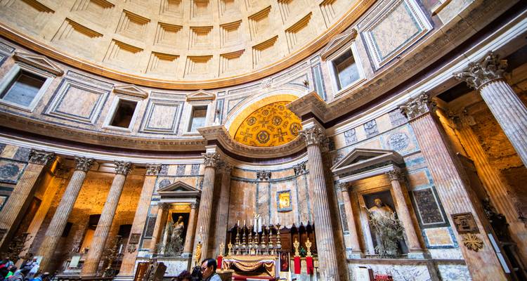 Interior del Panteón con su imponente cúpula, óculo y columnas de mármol ricamente decoradas y altares.
