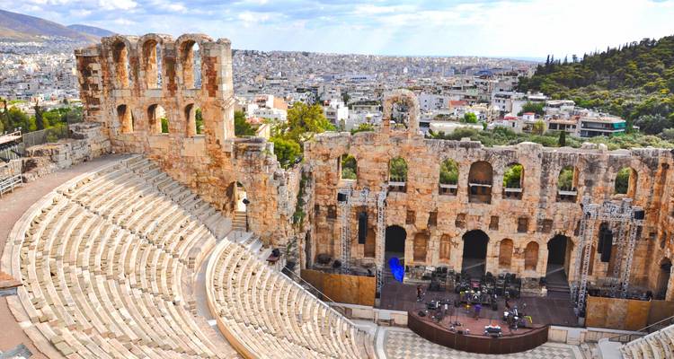 L'amphithéâtre de l'Odéon d'Hérode Atticus domine la ville d'Athènes et les collines environnantes sous des nuages épars.