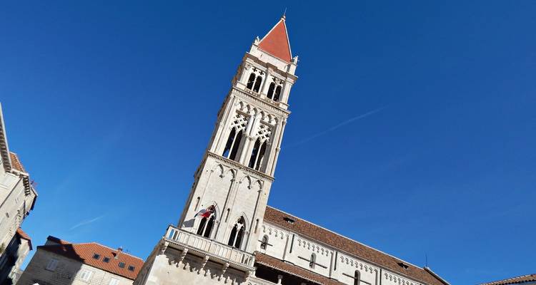 Le clocher élancé à flèche rouge de la Cathédrale de Trogir perçant un ciel bleu profond