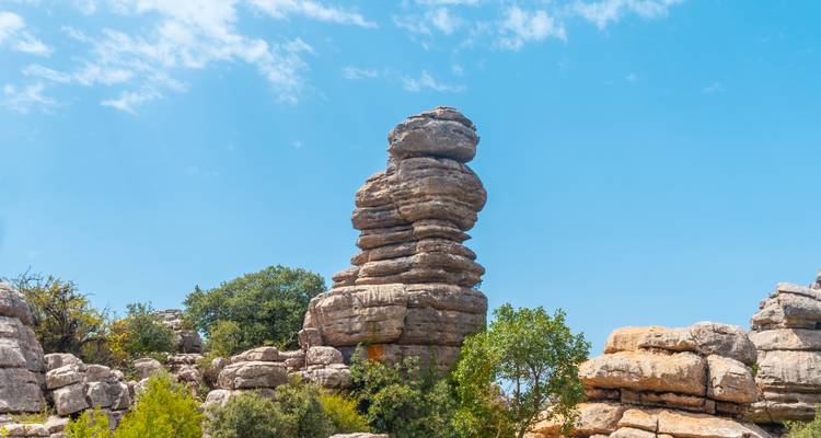 Einzigartige, gestapelte Kalksteinformationen, die sich gegen einen klaren blauen Himmel in einem rauen Naturpark erheben.