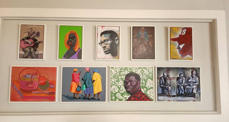 Galeriewand mit neun lebendigen zeitgenössischen afrikanischen Gemälden in einem ordentlichen Raster.