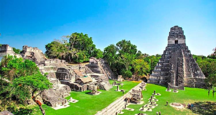 Weitläufiger Blick auf alte Maya-Tempel und Plätze inmitten des dichten Dschungels in Tikal.
