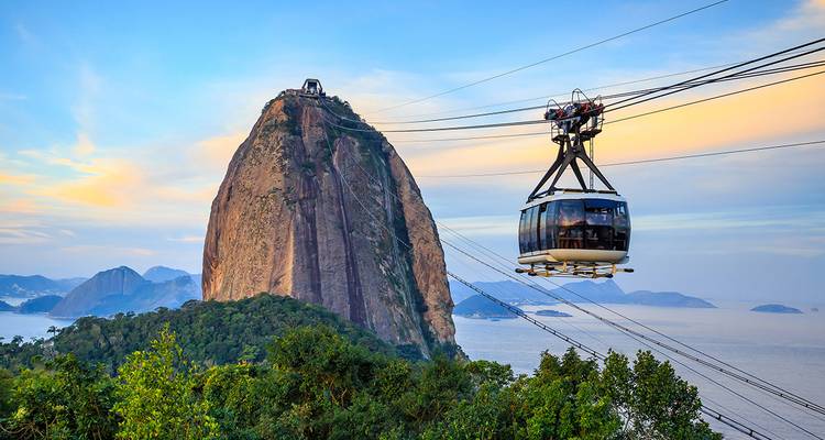 Das ikonische Zuckerhut mit einer Seilbahn, die bei Sonnenuntergang über die Bucht von Rio de Janeiro gleitet.