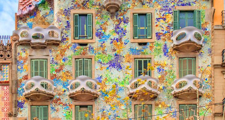 Façade en mosaïque colorée de la Casa Batlló avec des balcons en forme d'os fantaisistes et des volets lumineux