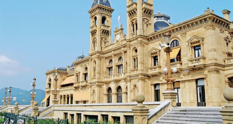 Elegantes Rathaus im Belle-Époque-Stil mit Blick auf die Strandpromenade in San Sebastián.